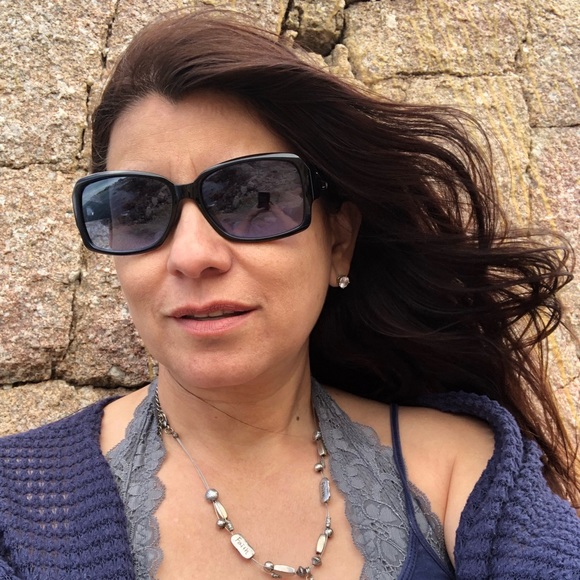 Meet your Posher, Claudia - Picture 1 of 1